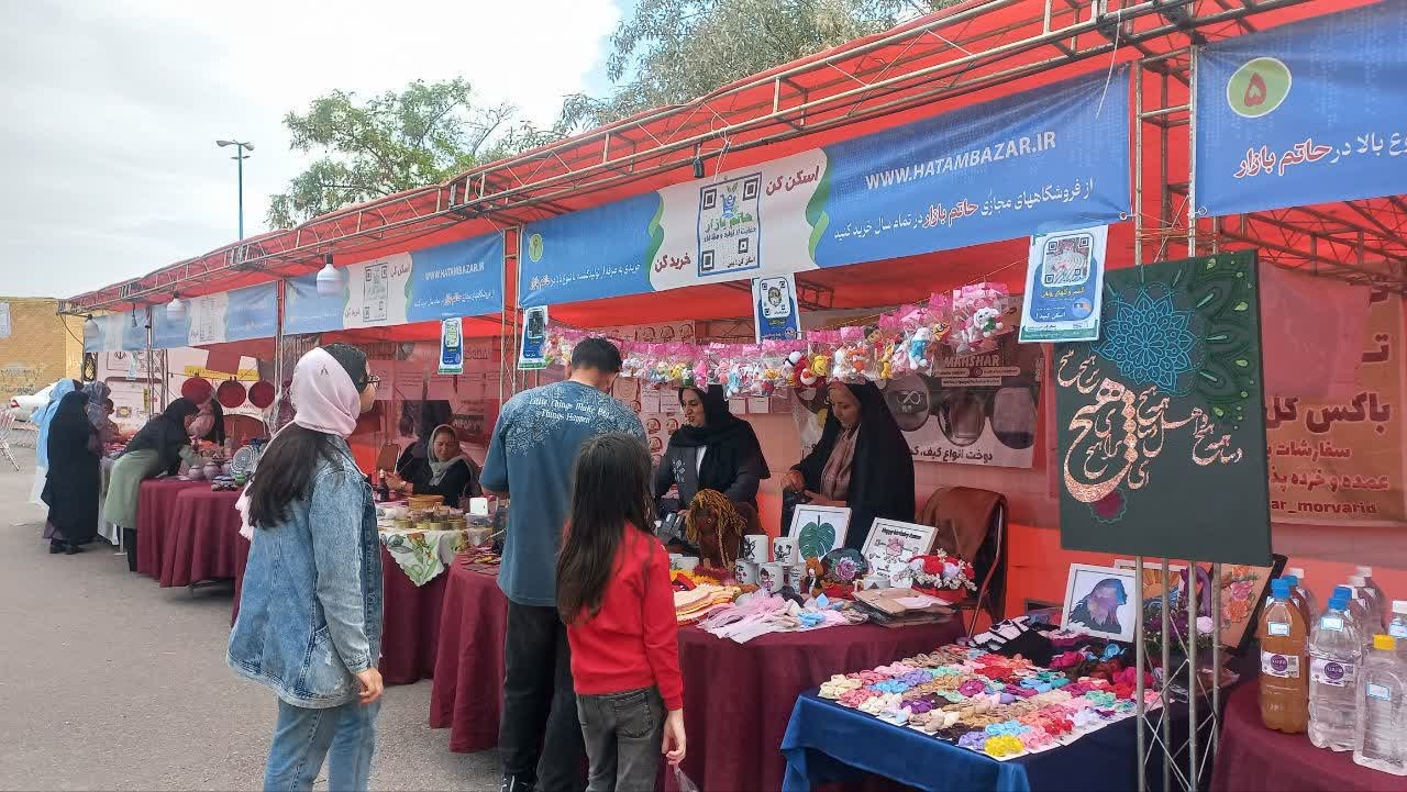 نمایشگاه صنایعدستی و مشاغل خانگی با حضور فرماندار شبستر برگزار شد