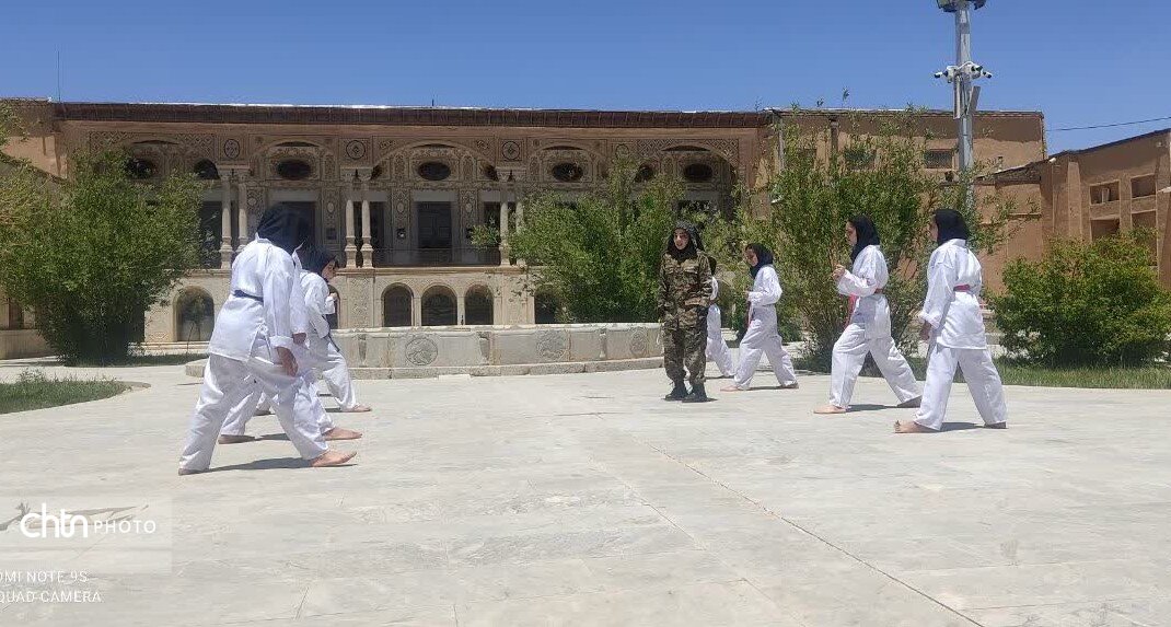 ورزشکاران رشته کاراته در چهارمحال و بختیاری حرکات نمایشی در مجموعه فرهنگی‌تاریخی قلعه چالشتر اجرا کردند
