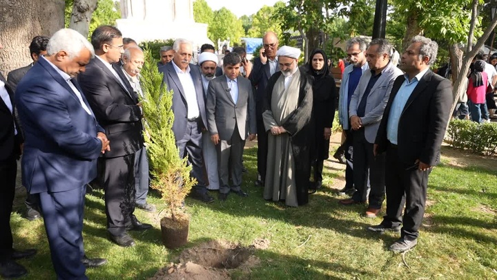 غرس نهال های امید در آرامگاه فردوسی همزمان با روز بزرگداشت حکیم توس 