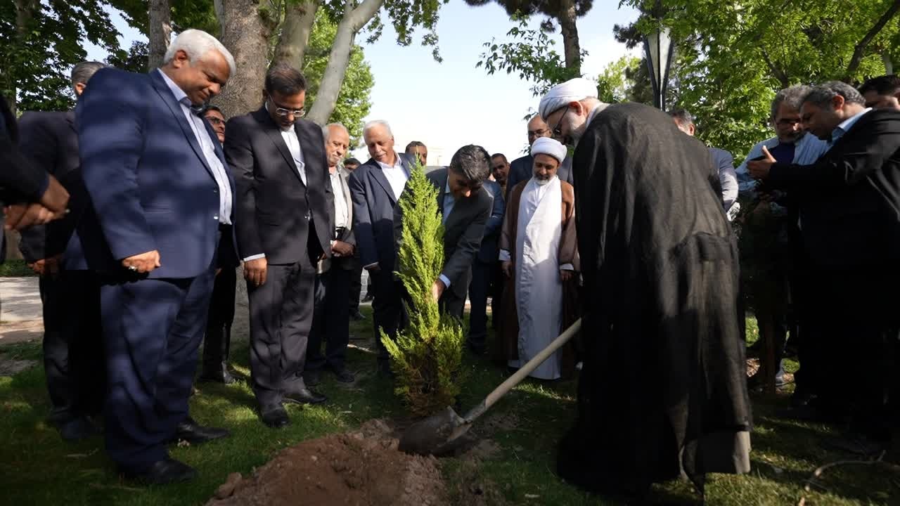 غرس نهال های امید در آرامگاه فردوسی همزمان با روز بزرگداشت حکیم توس 