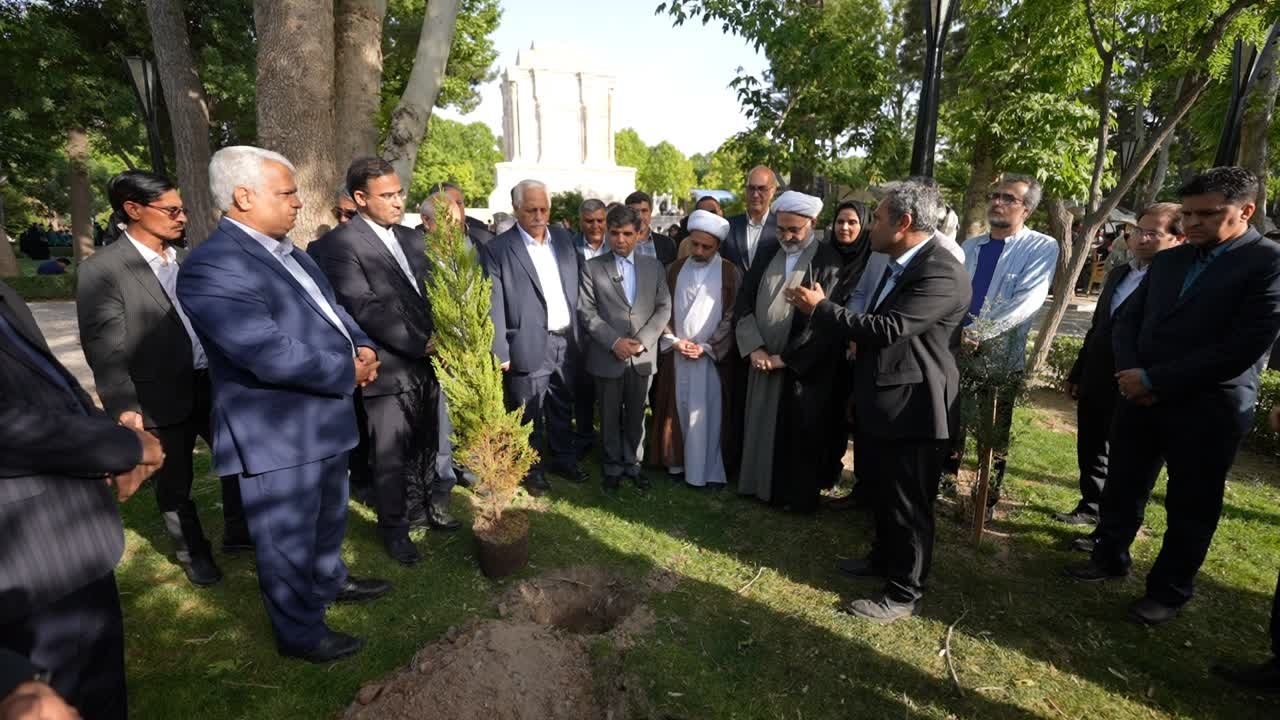 غرس نهال های امید در آرامگاه فردوسی همزمان با روز بزرگداشت حکیم توس
