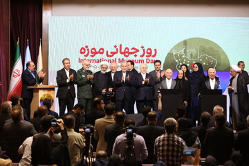 هفته میراث‌فرهنگی با افتتاح پلتفرم «ایران موزه» آغاز شد/ بازگشایی نمایشگاه عکس «ایستاده در غبار» و رونمایی از تندیس برادران امیدوار