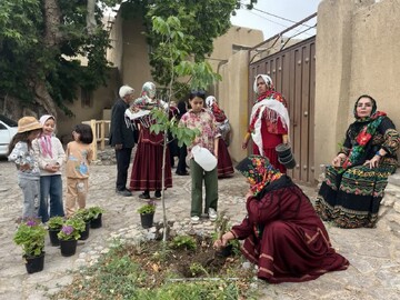 پویش مردمی کاشت گل در روستای هدف گردشگری قلعه بالا برگزار شد