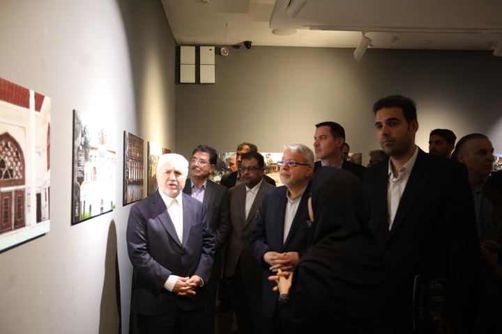 نمایشگاه عکس «ایستاده در غبار» افتتاح شد/ روایت مستند تجاوز آمریکایی ـ صهیونی به میراث تاریخی ایران