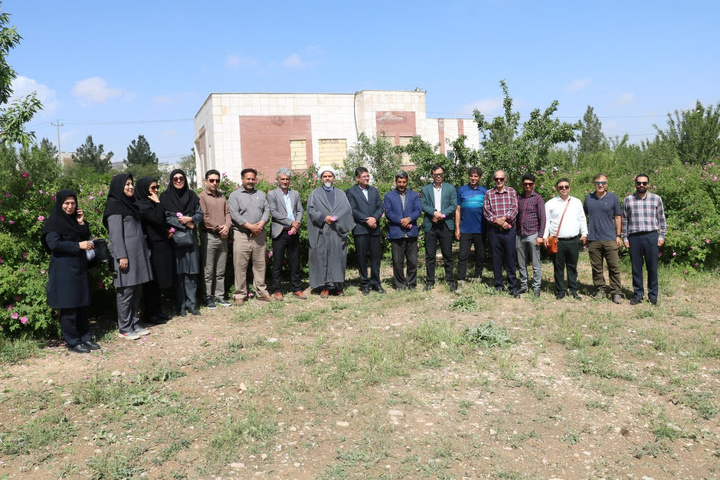 برگزاری تور تفریحی گردشگری برداشت گل‌محمدی برای کارکنان اداره‌کل میراث‌فرهنگی خراسان شمالی