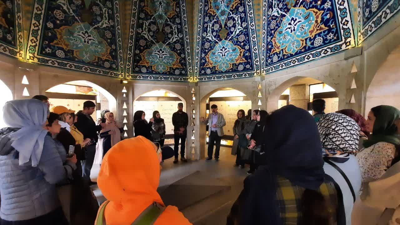 تور موزهگردی و پیادهروی از آرامگاه باباطاهر تا هگمتانه برگزار شد