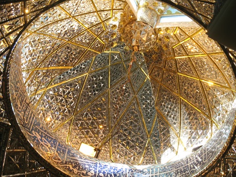 قدمت آینهکاری به ۵۰۰ سال پیش برمیگردد/ آرزویم کار کردن در حرم امام حسین (ع) بود/ ۱۰ سال پیش آینه کاری کاخ سبز را مرمت کردم/ بناهای تاریخی متعلق به تمام دنیاست