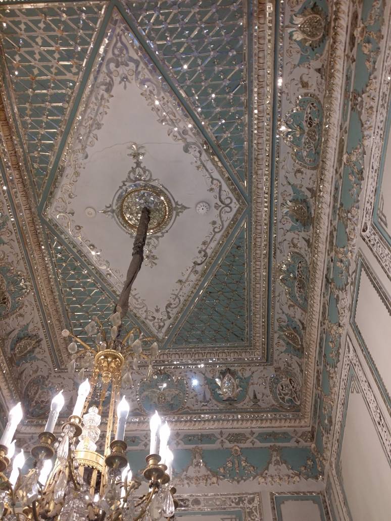 قدمت آینهکاری به ۵۰۰ سال پیش برمیگردد/ آرزویم کار کردن در حرم امام حسین (ع) بود/ ۱۰ سال پیش آینه کاری کاخ سبز را مرمت کردم/ بناهای تاریخی متعلق به تمام دنیاست