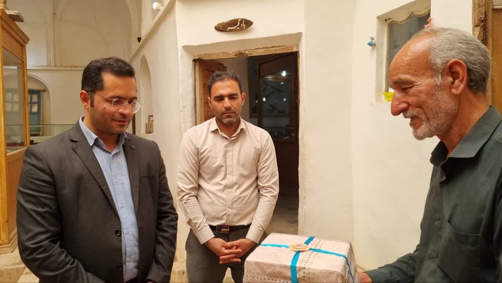 قدردانی از موزه‌دار بشرویه در روز جهانی موزه