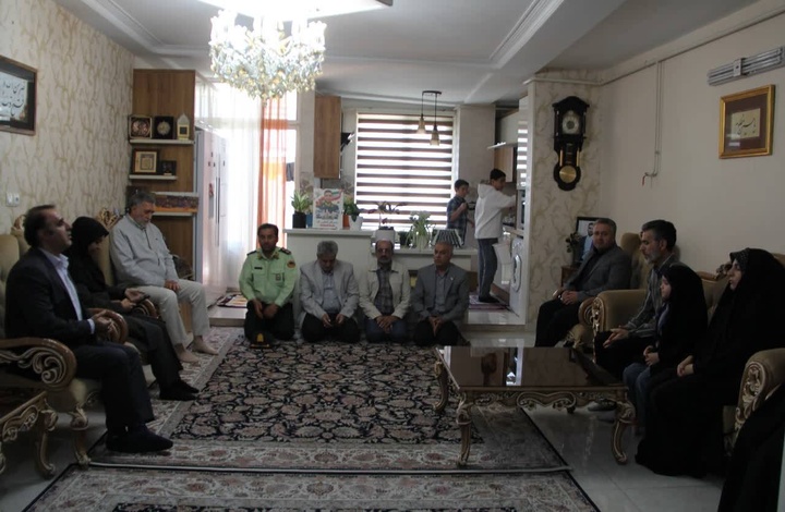 مشاور وزیر میراث‌فرهنگی با  خانواده شهید جنگ رمضان دیدار کرد