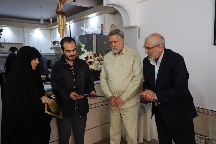 دیدار مشاور وزیر در امور ایثارگران با خانواده شهید تقی حاتمی در زنجان