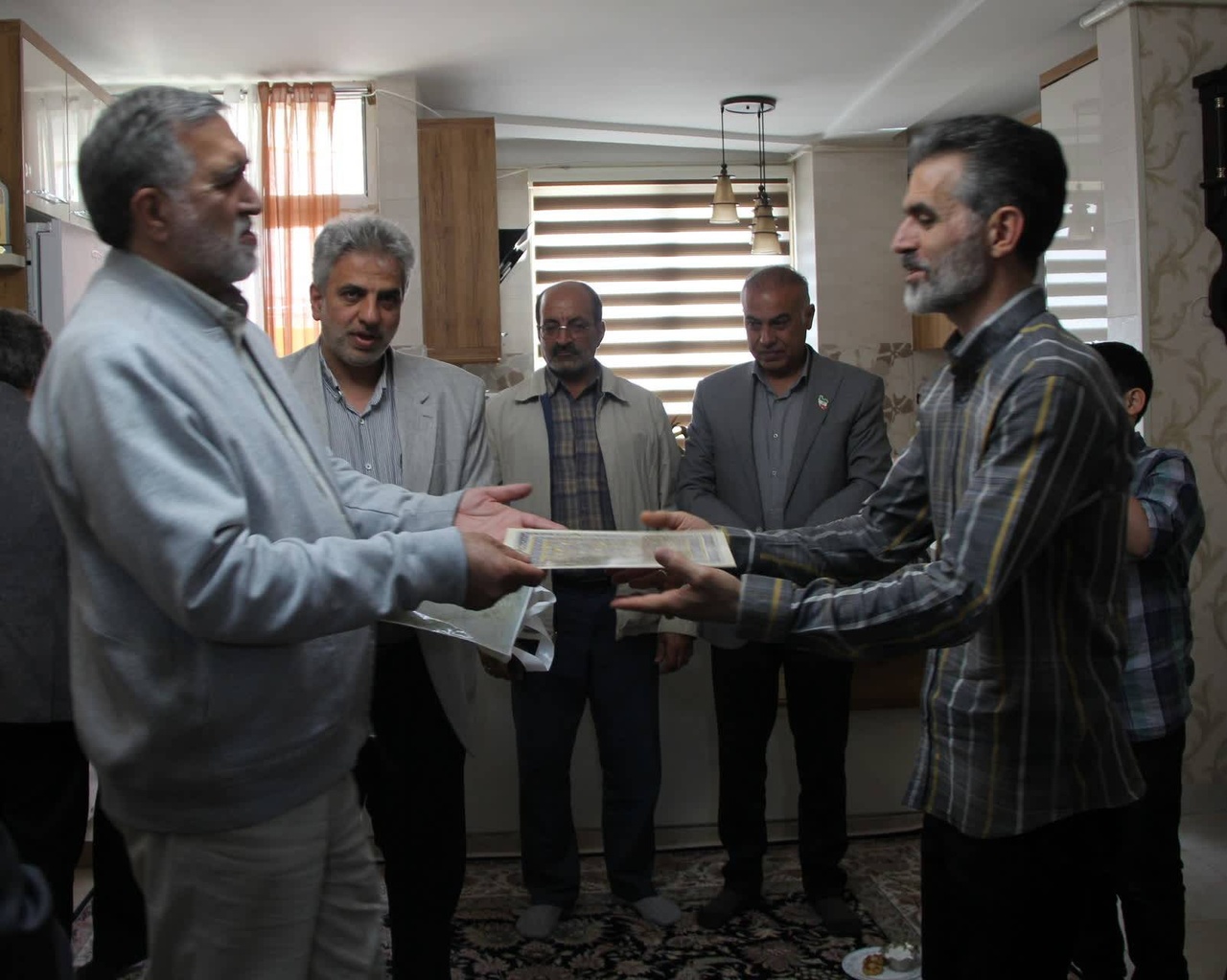 مشاور وزیر میراثفرهنگی با خانواده شهید جنگ رمضان دیدار کرد