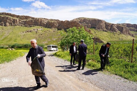 پاکسازی محوطه‌های تاریخی روستای تمتمان ارومیه به‌مناسبت هفته میراث‌فرهنگی