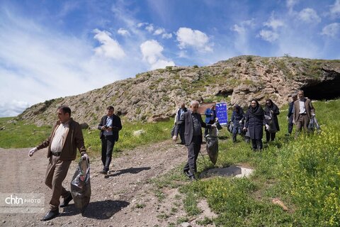 پاکسازی محوطه‌های تاریخی روستای تمتمان ارومیه به‌مناسبت هفته میراث‌فرهنگی