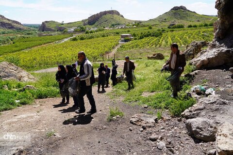 پاکسازی محوطه‌های تاریخی روستای تمتمان ارومیه به‌مناسبت هفته میراث‌فرهنگی