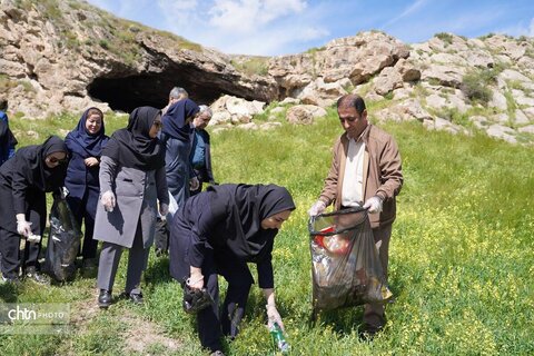پاکسازی محوطه‌های تاریخی روستای تمتمان ارومیه به‌مناسبت هفته میراث‌فرهنگی