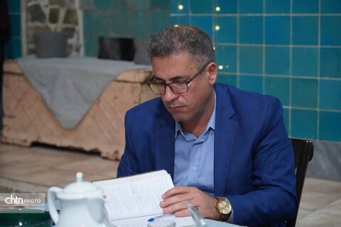 نشست مدیرکل میراث‌فرهنگی، گردشگری و صنایع‌دستی آذربایجان غربی با اعضای انجمن دوست‌داران میراث‌فرهنگی