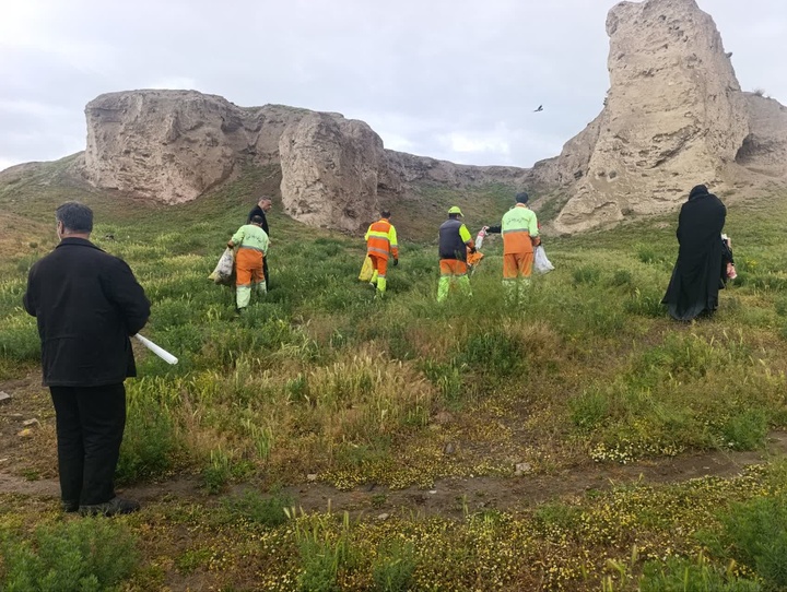 آیین مشارکتی پاکسازی قلعه تاریخی یالدور با حضور فعالان فرهنگی برگزار شد/ همگرایی نهادهای محلی برای صیانت از میراث تاریخی تقویت می‌شود