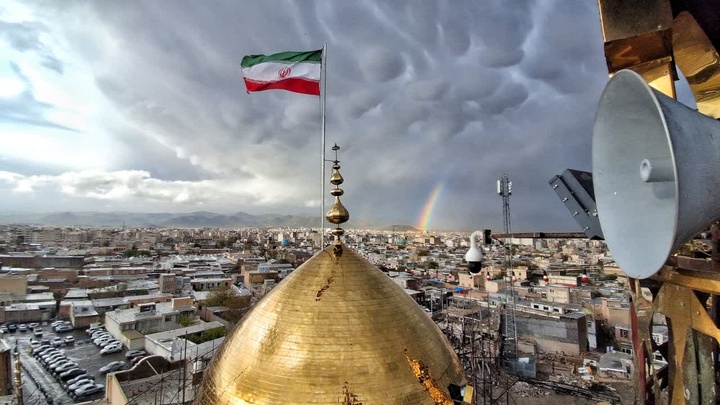 شب های فرهنگی با پرچم سه رنگ ایران در میدان انقلاب زنجان