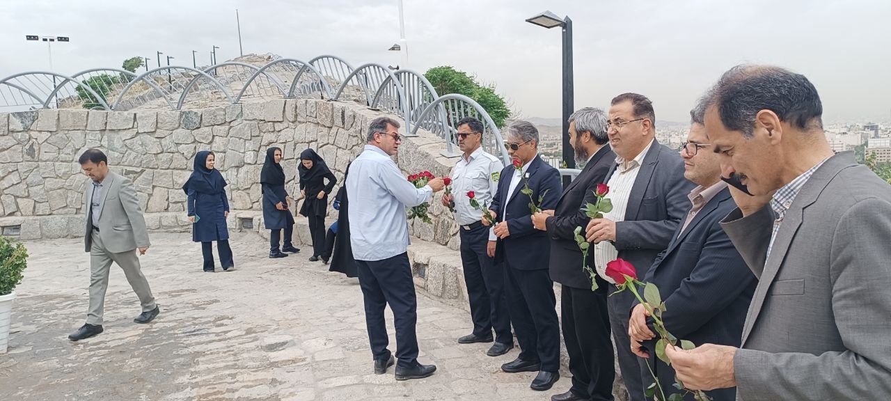 یادمان شهدای گمنام پارک کوه سنگی مشهد عطر افشانی شد/ تجدبد میثاق کارکنان میراث‌فرهنگی خراسان رضوی با شهیدان