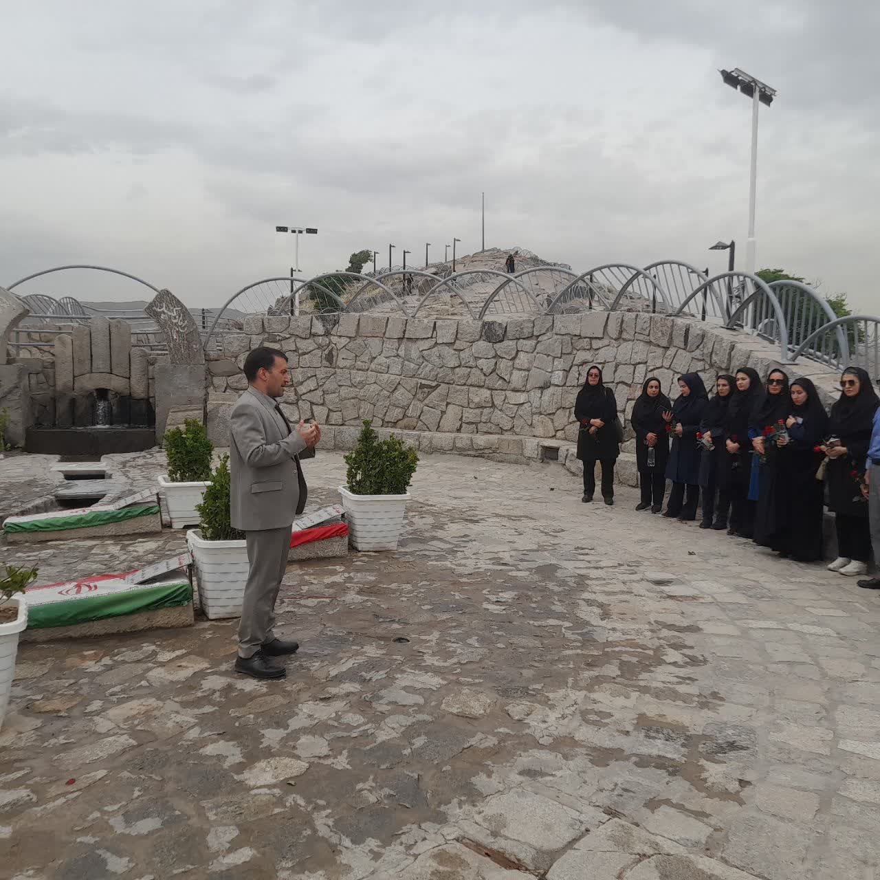 یادمان شهدای گمنام پارک کوه سنگی مشهد عطر افشانی شد/ تجدبد میثاق کارکنان میراث‌فرهنگی خراسان رضوی با شهیدان