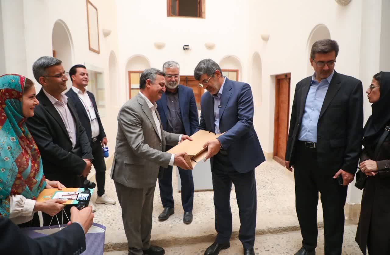 استاندار یزد از موزه اسناد و نسخ خطی یزد بازدید کرد