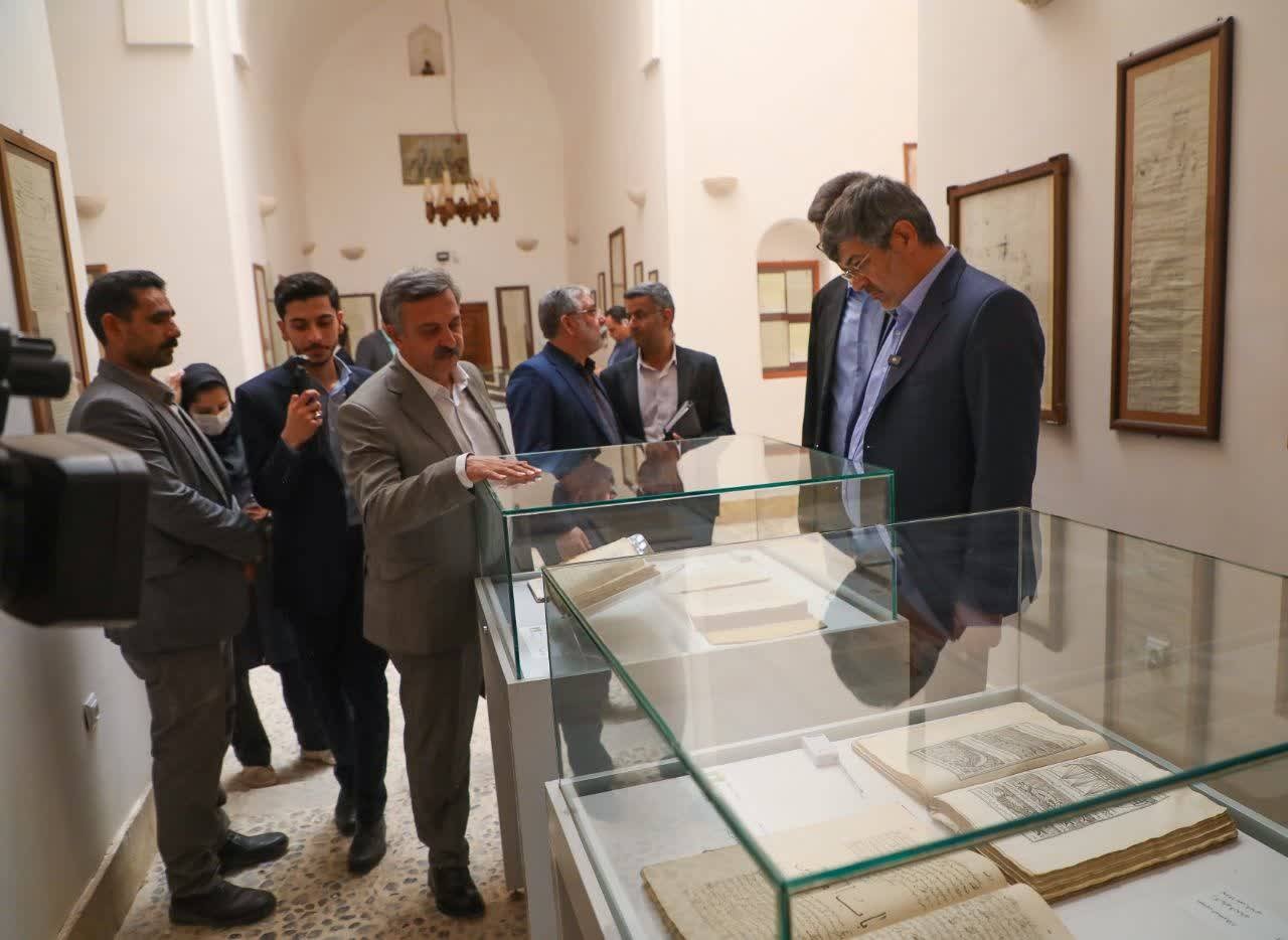 استاندار یزد از موزه اسناد و نسخ خطی یزد بازدید کرد