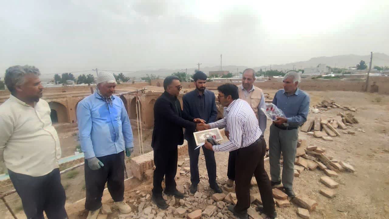 استادکاران و مرمت‌گران بافت تاریخی جَزین و کاروانسرای زین‌آباد در بجستان تجلیل شدند