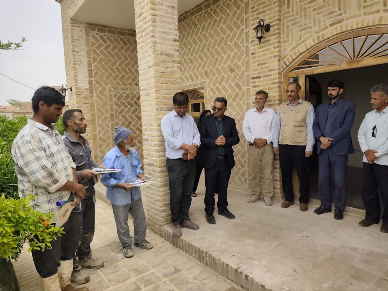 استادکاران و مرمتگران بافت تاریخی جَزین و کاروانسرای زینآباد در بجستان تجلیل شدند