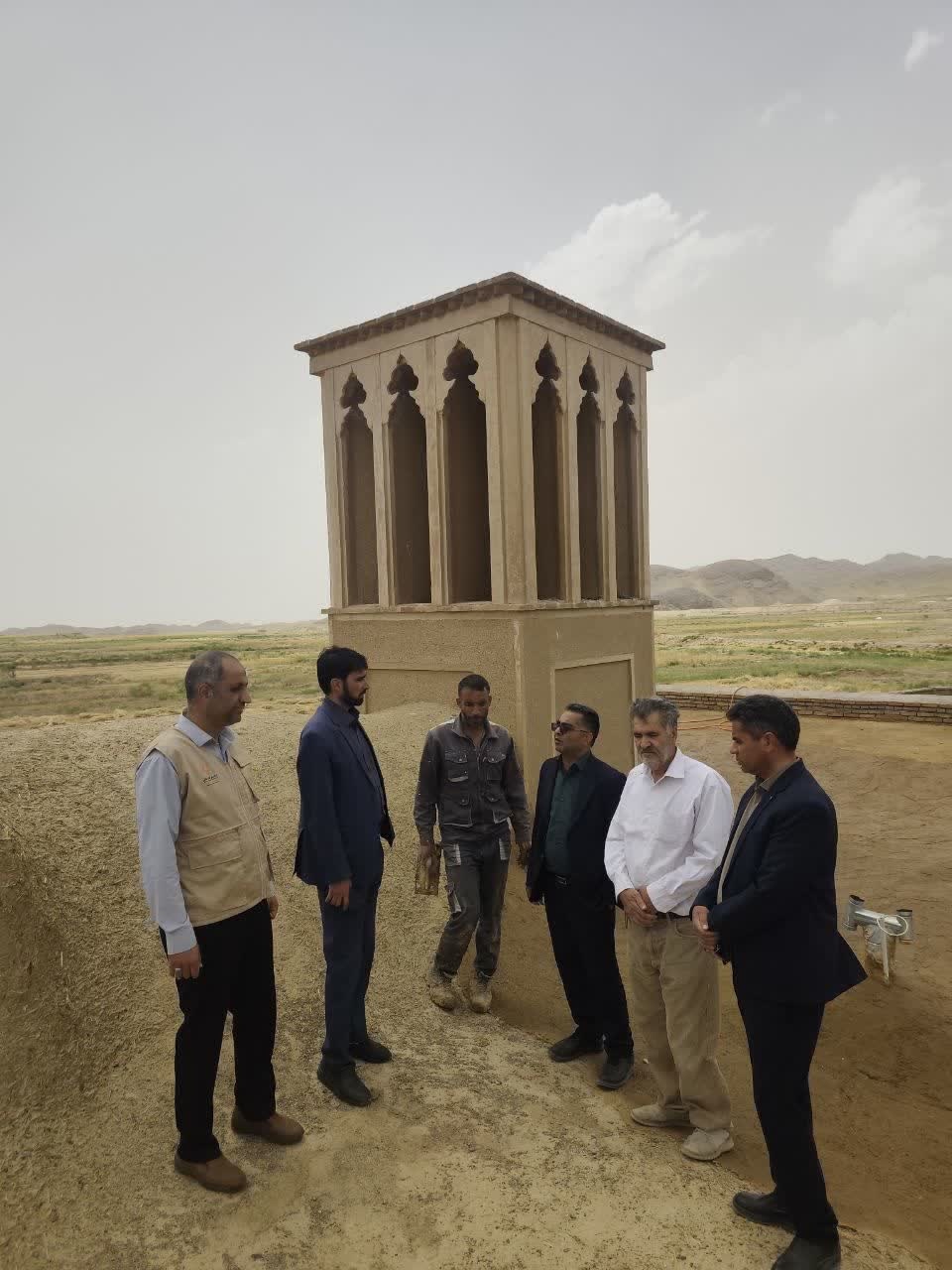 استادکاران و مرمتگران بافت تاریخی جَزین و کاروانسرای زینآباد در بجستان تجلیل شدند