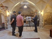 بازتاب زخم‌های جنگ بر پیکره تاریخ؛ نمایشگاه «ایستاده در غبار» در بندرعباس افتتاح شد