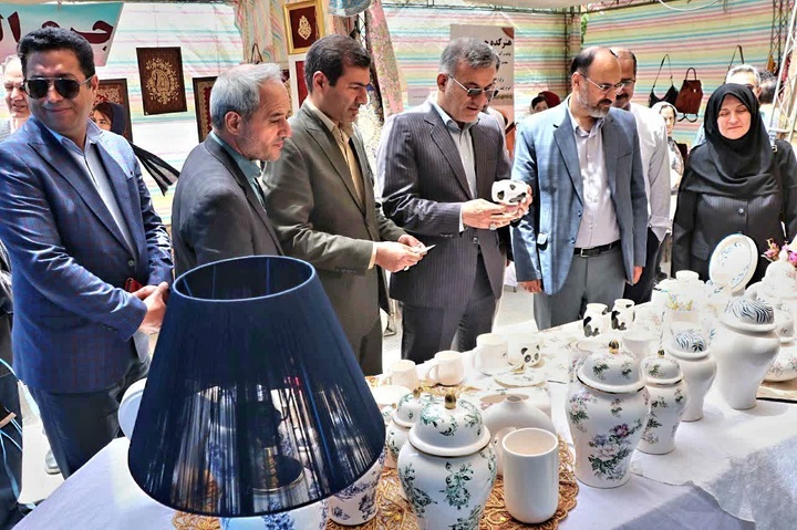 هم‌نشینی هنر و تاریخ در قلب اراک؛ نمایشگاه صنایع‌دستی و عکس در «موزه مفاخر» افتتاح شد