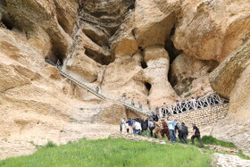 گزارش تصویری تور رسانه‌ای و نشست خبری با اصحاب رسانه در محوطه باستانی غار معبد کرفتو کردستان به مناسبت هفته میراث فرهنگی
