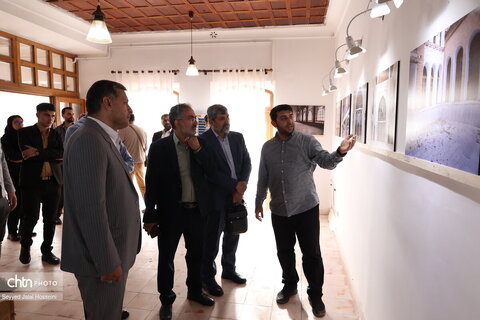 گزارش تصویری نمایشگاه عکس ایستاده در غبار در سنندج