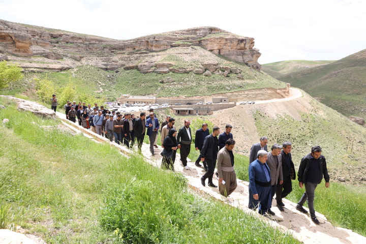 برگزاری تور رسانه‌ای و نشست خبری با اصحاب رسانه در محوطه باستانی غار معبد کرفتو  کردستان به مناسبت هفته میراث فرهنگی
