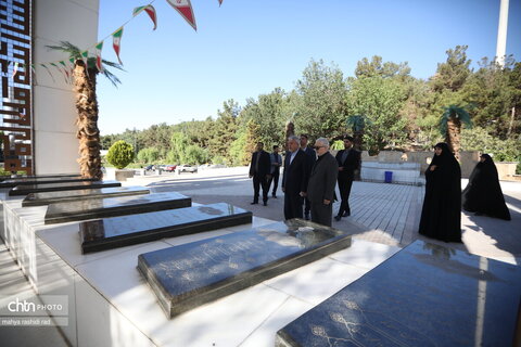 آیین رونمایی از الواح ثبت شده آثار مملوس و نامملوس جنگ تحمیلی رمضان و تجلیل از خانواده معظم شهدا با حضور وزیر میراث‌فرهنگی، گردشگری و صنایع‌دستی