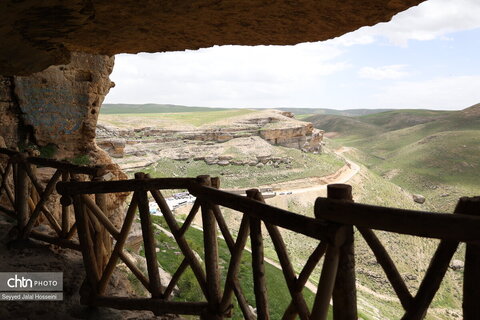 برگزاری تور رسانه‌ای و نشست خبری با اصحاب رسانه در محوطه باستانی غار معبد کرفتو کردستان به مناسبت هفته میراث فرهنگی