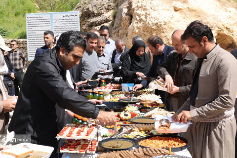برگزاری تور رسانه‌ای و نشست خبری با اصحاب رسانه در محوطه باستانی غار معبد کرفتو کردستان به مناسبت هفته میراث فرهنگی