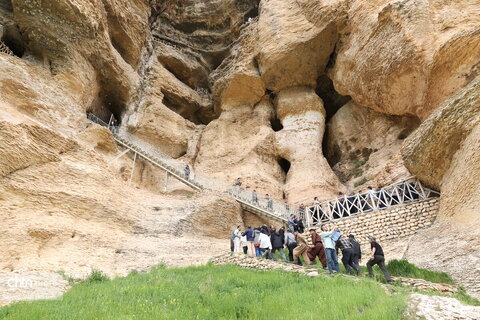گزارش تصویری تور رسانه‌ای و نشست خبری با اصحاب رسانه در محوطه باستانی غار معبد کرفتو کردستان به مناسبت هفته میراث فرهنگی
