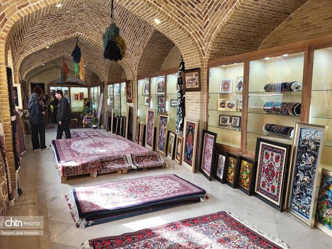 دومین نمایشگاه فرش دستباف «گه‌لاویژ سنه» همزمان با هفته میراث‌فرهنگی در سنندج برپا شد