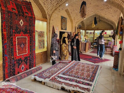 دومین نمایشگاه فرش دستباف «گه‌لاویژ سنه» همزمان با هفته میراث‌فرهنگی در سنندج برپا شد