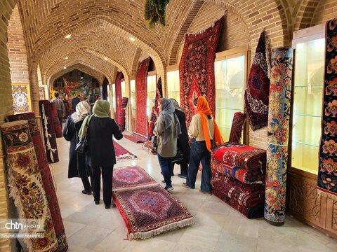 دومین نمایشگاه فرش دستباف «گه‌لاویژ سنه» همزمان با هفته میراث‌فرهنگی در سنندج برپا شد