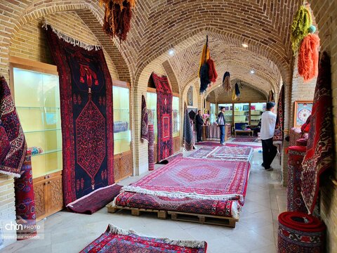 دومین نمایشگاه فرش دستباف «گه‌لاویژ سنه» همزمان با هفته میراث‌فرهنگی در سنندج برپا شد
