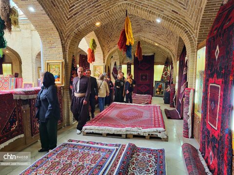 دومین نمایشگاه فرش دستباف «گه‌لاویژ سنه» همزمان با هفته میراث‌فرهنگی در سنندج برپا شد
