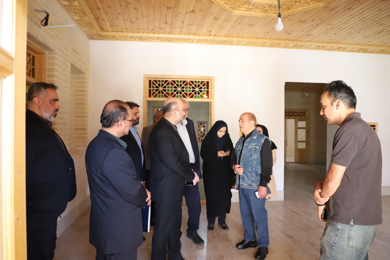 بازدید مدیرکل دفتر مدیریت عملکرد، بازرسی و پاسخگویی به شکایات وزارت میراثفرهنگی، از عمارت تاریخی معینالتجار زنجان