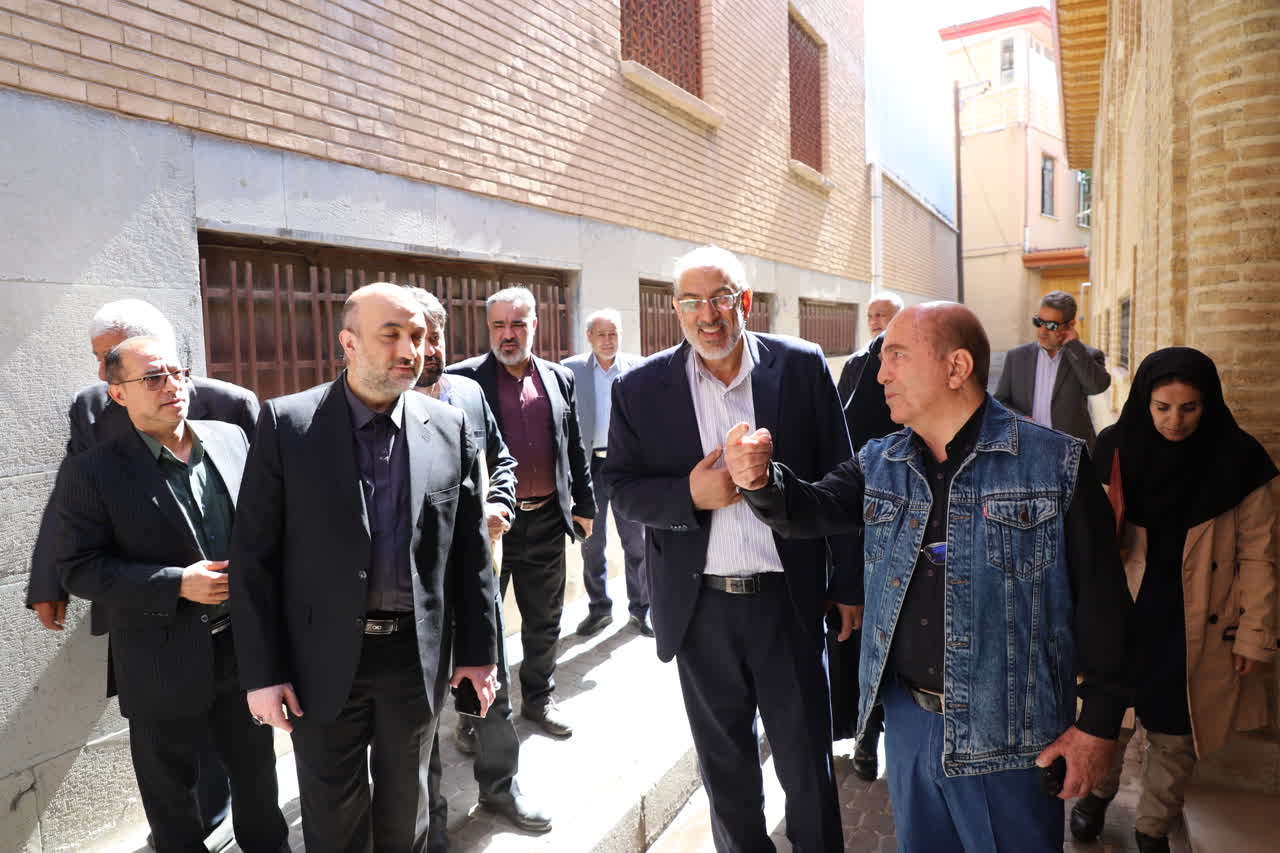 بازدید مدیرکل دفتر مدیریت عملکرد، بازرسی و پاسخگویی به شکایات وزارت میراث‌فرهنگی، از عمارت تاریخی معین‌التجار زنجان