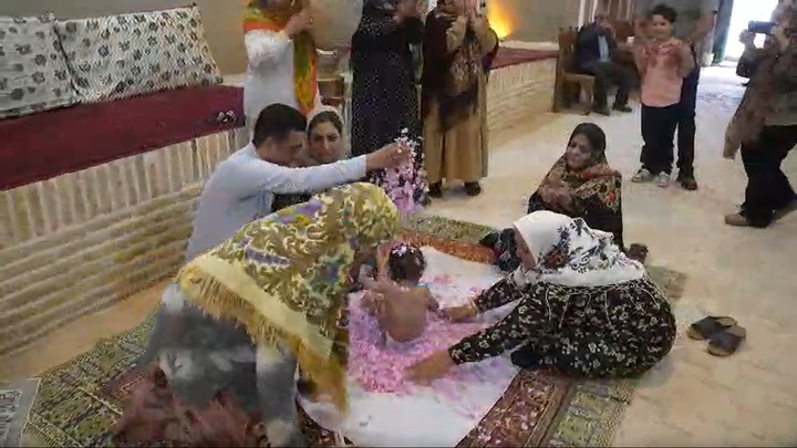 آیین ملی گل‌غلتان نوزاد در امیریه با حضور ۲۲۰ نوزاد برگزار شد
