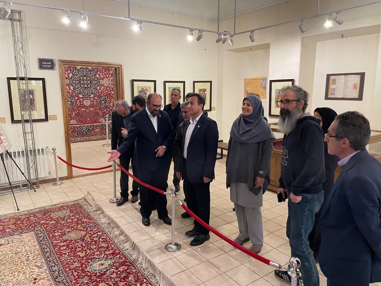 برگزاری آیین رونمایی از بازبافی شاهکارهای صفوی در هفته میراث‌فرهنگی/ نمایشگاه فرش‌های «باغ بهشت» و «چلسی» روایتگر شکوه هنر قالی‌بافی تبریز افتتاح شد