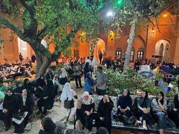 آیین سنتی شیرین‌سازی بادام تلخ در خانه تاریخی مستوفی شوشتر برگزار شد