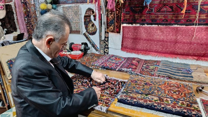 رفوگر؛ جراح فرش و معجزه‌گرِ هنرِ باستانی است